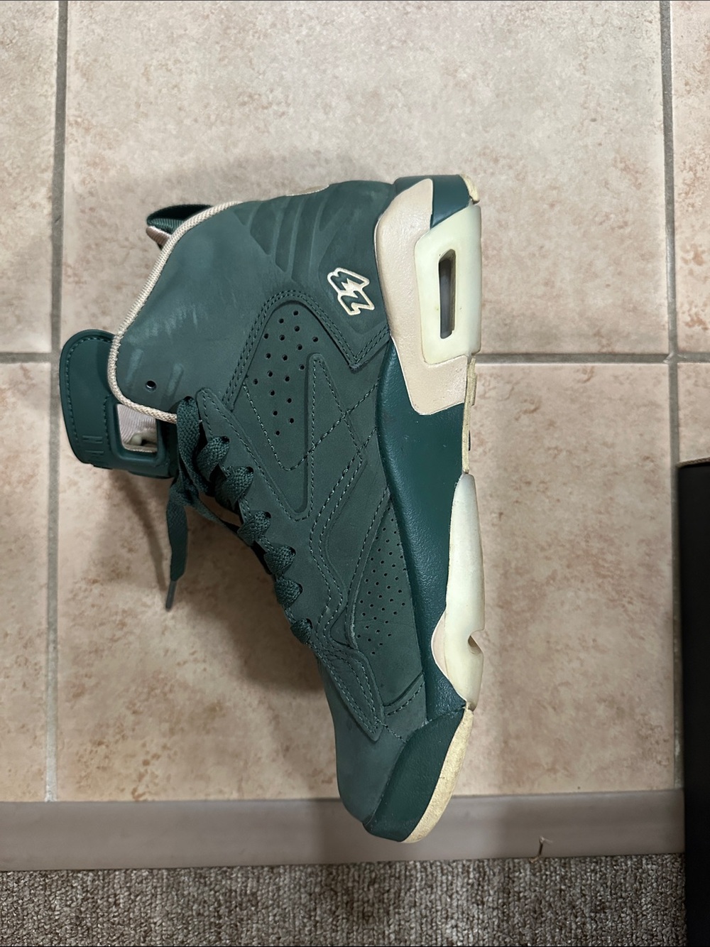 Jordan MVP - Women's
Color: Galactic Jade/Desert Sail/Team Gold